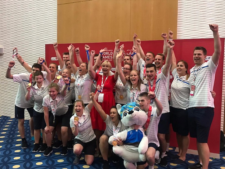 Sekä naisten että miesten Unified-joukkueet tapasivat Suomen suurlähettilään Riitta Swanin (kuvassa keskellä) kisojen aikana. (Kuva: Ulla Karlsson)