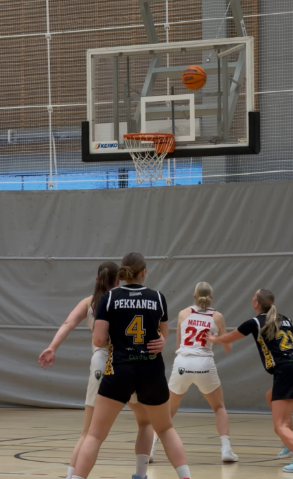 Taistelu irtopalloista oli kovaa. Kuva: 3Kbasketball