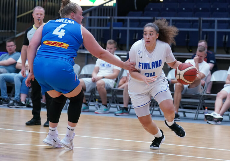 Anissa Pounds ja Elina Koskimies nälkäisinä kauteen