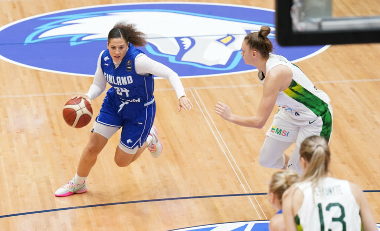 Anissa Pounds ja Elina Koskimies hyvässä iskussa voitto-ottelussa