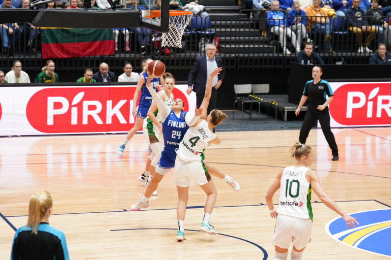 Anissa Pounds käsi kuumana maaotteluihin