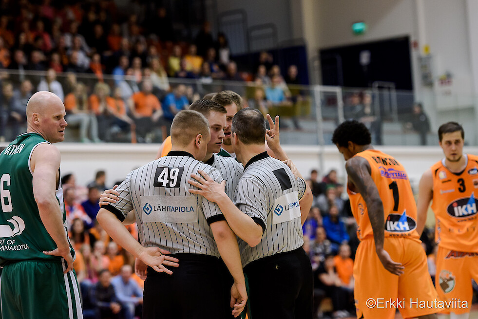 Miesten pronssiottelussa 2015 (Kauhajoki-KTP-Basket) Ville Selkeen ja Pekka Saroksen kanssa. 