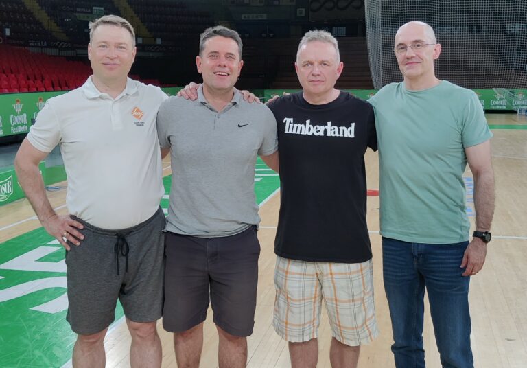 Real Betisin huippuvalmentajat Delfin Basketin valmentajaklinikalle