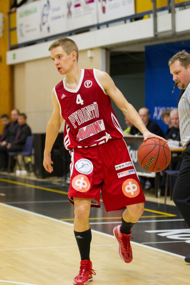 Kalev/Cramo vei jännitysnäytelmän Pyrintöä vastaan