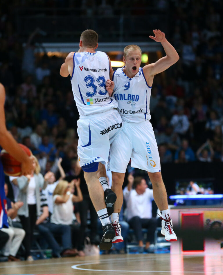 Susijengi hurmoksessa, hallitseva Euroopan mestari Ranska kaatui Hakametsän huutomyrskyssä