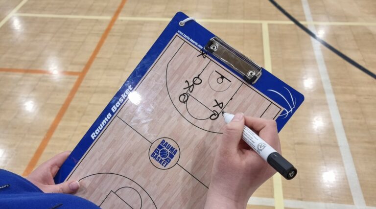 Rauma Basketin ensi kauden valmentajat julkaistu – koriskouluun etsitään ohjaajia