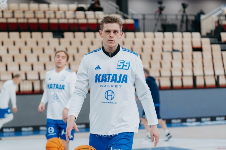 Katajan Henri Kantonen on oman tiensä kulkija, joka lukee intohimoisesti ja kannustaa muitakin samaan: ”Ilman sitä jää moni asia maailmasta kokonaan ymmärtämättä”
