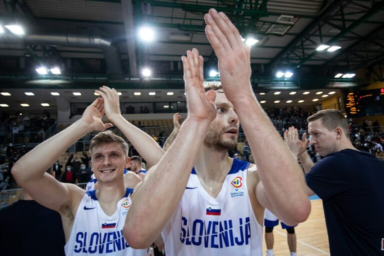 Slovenia karsintalohkon kärkeen puhtaalla pelillä