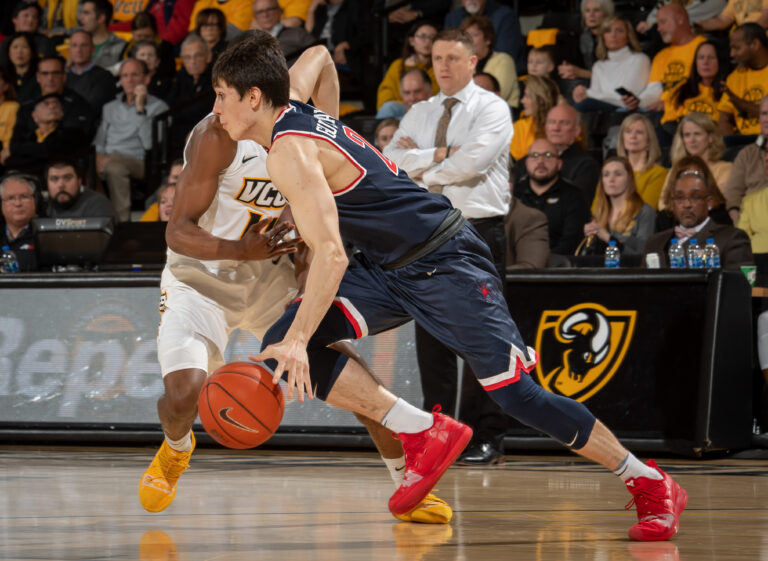 Gustavson heitti kuusi pistettä Richmondille NCAA:ssa