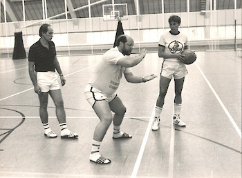 Lea Hakala seuraa 1980-luvun naistenmaajoukkuekaksikon, Eero Saarisen ja Jukka Mantereen, opastusta.