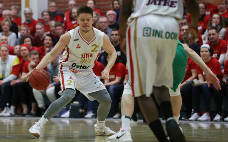 Eero Sahlberg jatkosopimukseen Ura Basketin kanssa