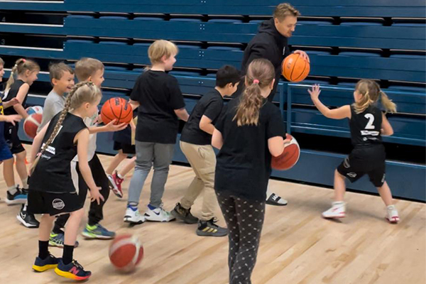 Lahti Basketball Junioreiden Erik Sajantila -leiri liikutti 70 lasta