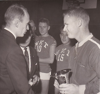 Salmenkylä ojentaa mestaruuspokaalin vuonna 1962 HKT:lle.