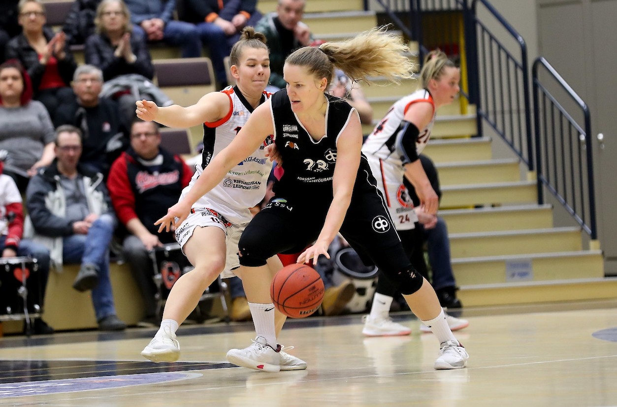 Ella Salminen palkittiin Vuoden tulokkaana viime kauden päätteeksi.