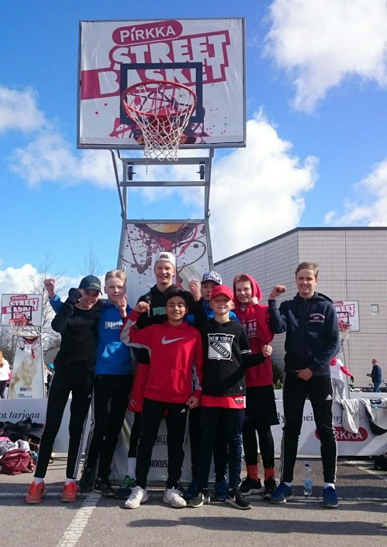 Huikea korismeininki sai jatkoa Salossa – Pirkka Street Basket keräsi alakoululaiset pelaamaan katukorista