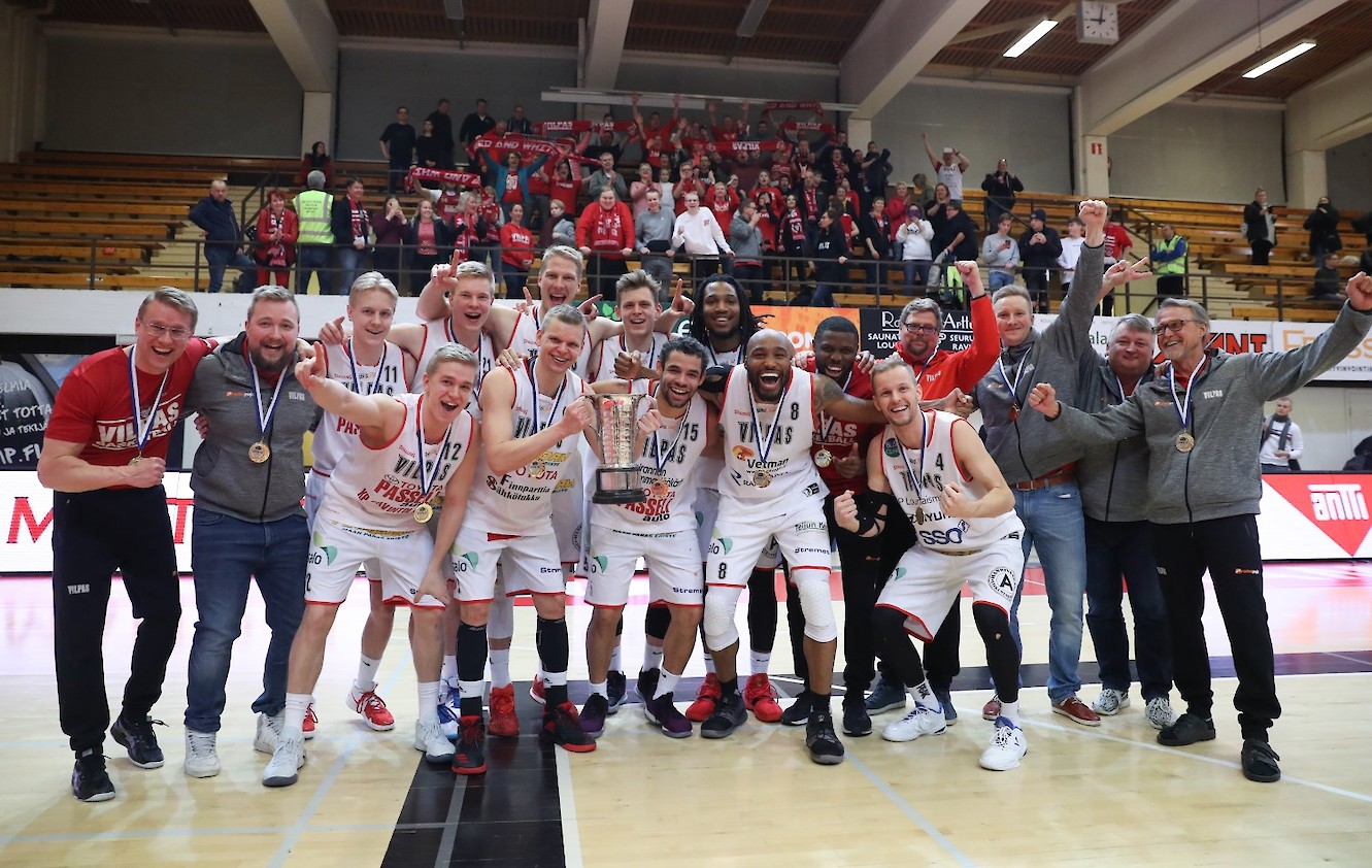 Vilppaan cup-mestaruus lämmitti kokeneen joukkueenjohtaja Keijo Poutiaisen (toinen oikealta) mieltä.