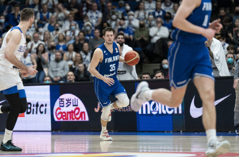 Teemu Rannikko suitsuttaa Susijengin pelinrakentajatrioa