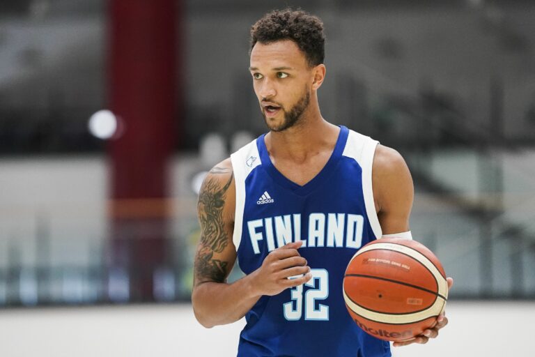 Hienon tulokaskauden pelannut Shawn Hopkins Tampereen Pyrintöön