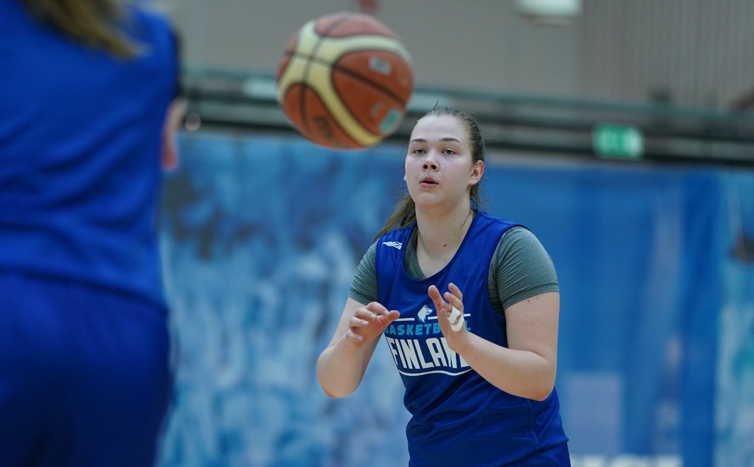 18-vuotias Vähäuski on kasvanut kontakteja välttelevästä junioripelaajasta rymisteleväksi naisten Korisliiga-sentteriksi. Kuva: Ville Vuorinen