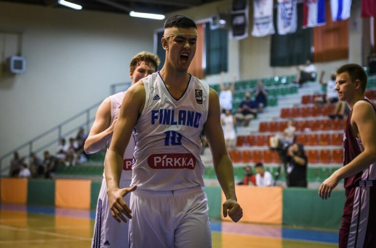 18-vuotiaat pojat kaatoi loisteliaalla loppukirillä Latvian, 20-vuotiaat naiset ylivoimaisia EM-avauksessa