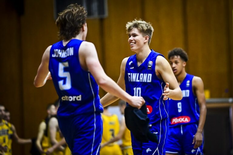 Suomen 16-vuotiaiden poikien maajoukkue kiri 10 pisteen päästä voittoon Bosnia-Hertsegovinaa vastaan EM-kisojen puolivälierissä
