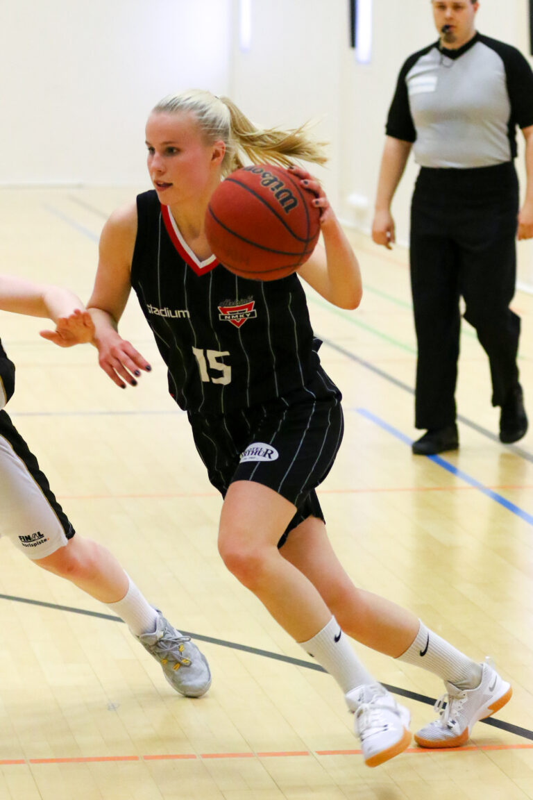 Annika Suhonen Yhdysvaltojen yliopistokentille Queens University of Charlotteen