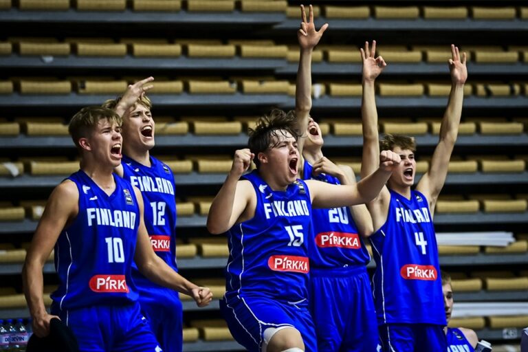 Suomen 16-vuotiaat pojat terävän avausneljänneksen turvin voittoon Romaniasta B-divisioonan EM-kisoissa