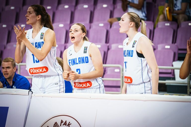 Italia vei MM-kisapaikan Suomen 18-vuotiaiden tyttöjen nenän edestä