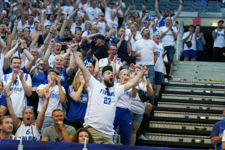 Susijengi tapaa fanejaan lauantai-iltana Prahan Sudenpesässä