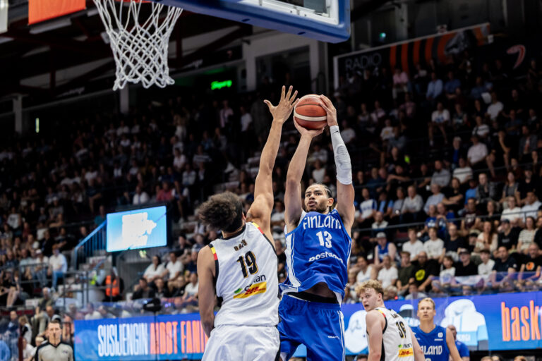 Susijengi 500. maaotteluvoiton metsästykseen neljällätoista miehellä