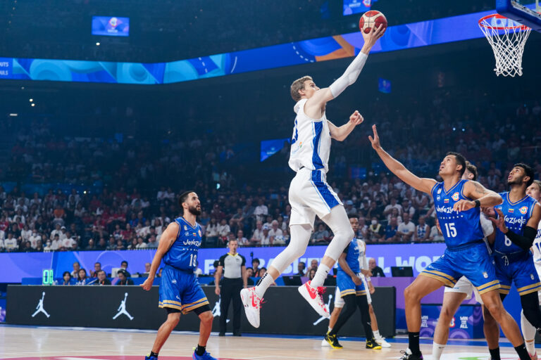 Suns vei kori-ilottelun Jazzia vastaan – Markkanen 19 pistettä, 6 levypalloa