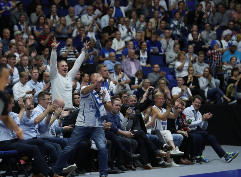 Salinin heittokäsi yli kiehumispisteen, Susijengi ravasi Bosnia-Hertsegovinan ohitse