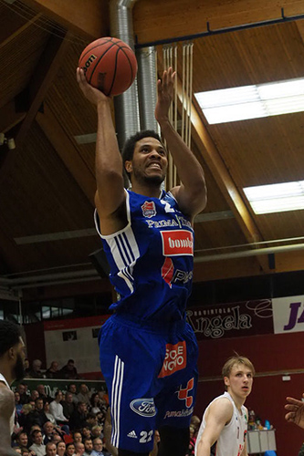 Korisliigassa harvinainen sisäpelaajavaihto: Timothy Williams KTP-Basketiin, Kenneth Simms Katajaan