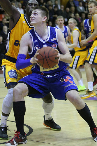 Tommi Huolila ja Jesse Niemi jatkosopimuksiin Kataja Basketin kanssa