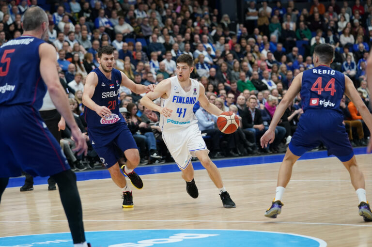 Serbia lamaannutti Susijengin vahvuuksillaan karsinta-avauksessa