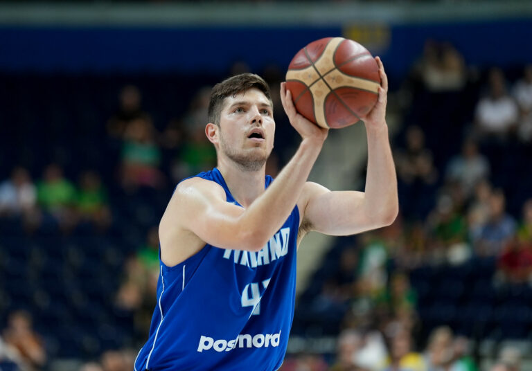 Topias Palmi Romaniaan Shawn Hopkinsin joukkuetoveriksi