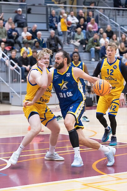 ToPo:n Eldar Skamo (32) ja Raholan Pyrkivän Pyry Rainamaa (12) kuuluvat sarjan Korisliiga-konkareihin. Kuva: Mika Kukkonen