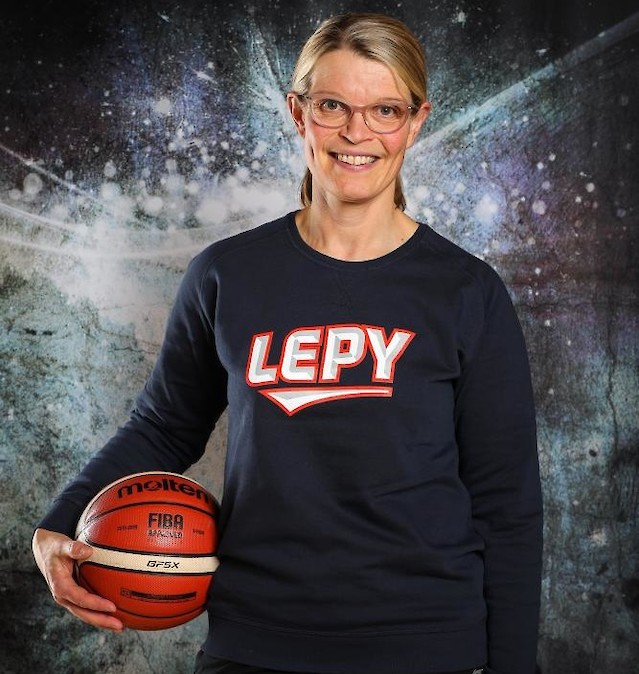 Tuija Höysniemi on LePyn supermikrojen päävalmentaja. Kuva: Leppävaaran Pyrintö