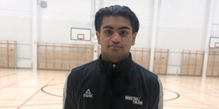 Salman Babar, 19, on ikäisekseen kokenut erotuomari: ”Tämä on loistava tapa pysyä koriksessa mukana”