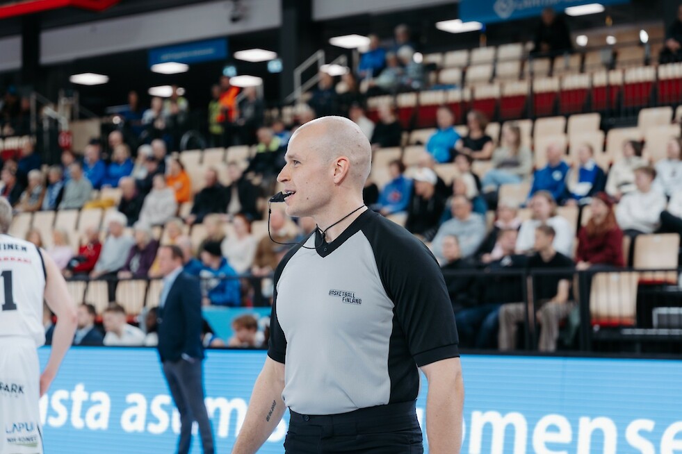 Juha Penttilä kuuluu Suomen FIBA-erotuomarikaartiin. Kuva: Riina Gröhn