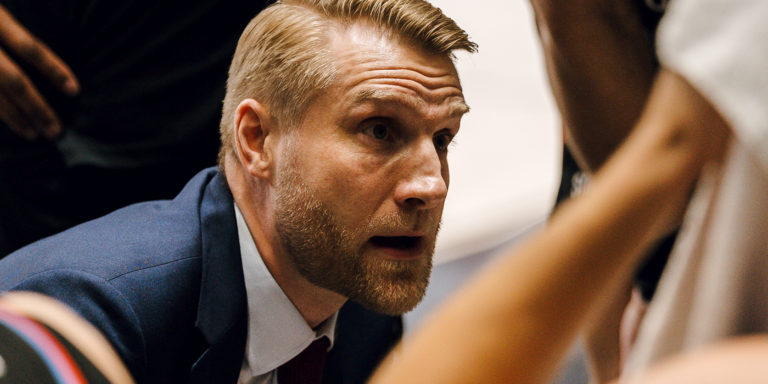 Tuomas Iisalolle ensimmäinen voitto NBA:ssa Memphis Grizzliesin peräsimessä