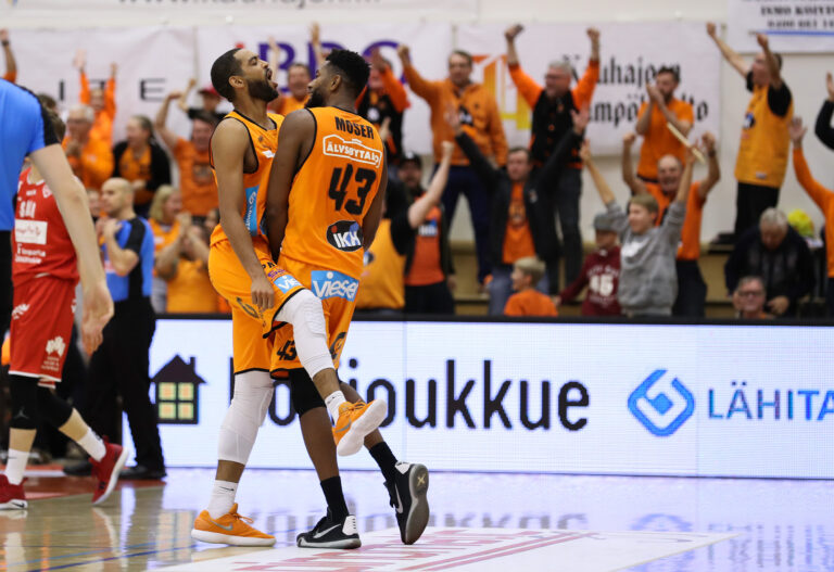 Viime kauden finalistit avasivat kauden arvoisellaan tavalla – ”Korisliiga tuntuu todella kovalta sarjalta”