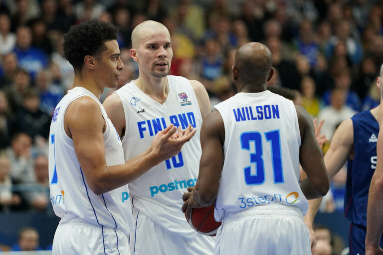 Susijengi juhlii Viro-kotiottelussa legendojen iltaa