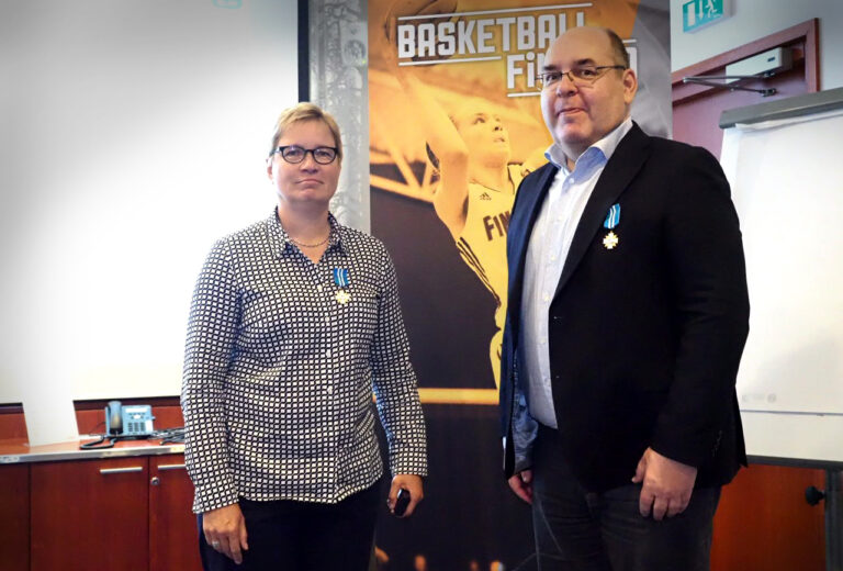 Karlssonille ja Walldénille Olympiakomitean kultaiset ansiomerkit