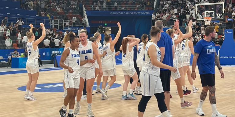 Naisten universiadijoukkueelle historialliset pronssimitalit