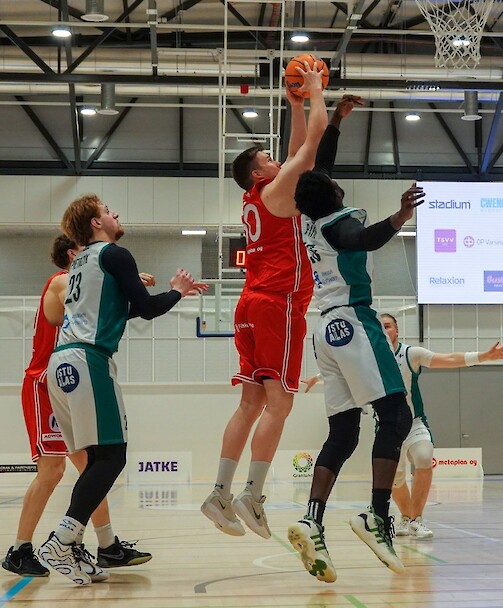 Aku Haikonen ja Ura Basket olivat niukasti vahvempia kotonaan. Kuva: Hannu Soon