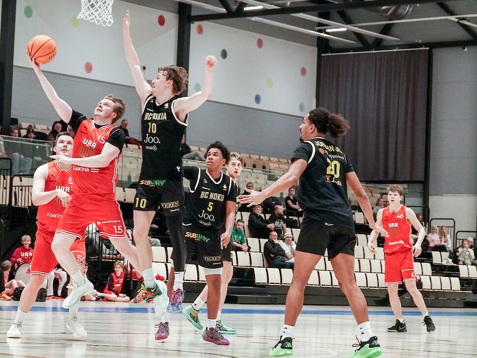 Ura Basket kuritti BC Nokiaa puolustuspäässä. Korinteossa Teemu Sulonen. Kuva: Hannu Soon