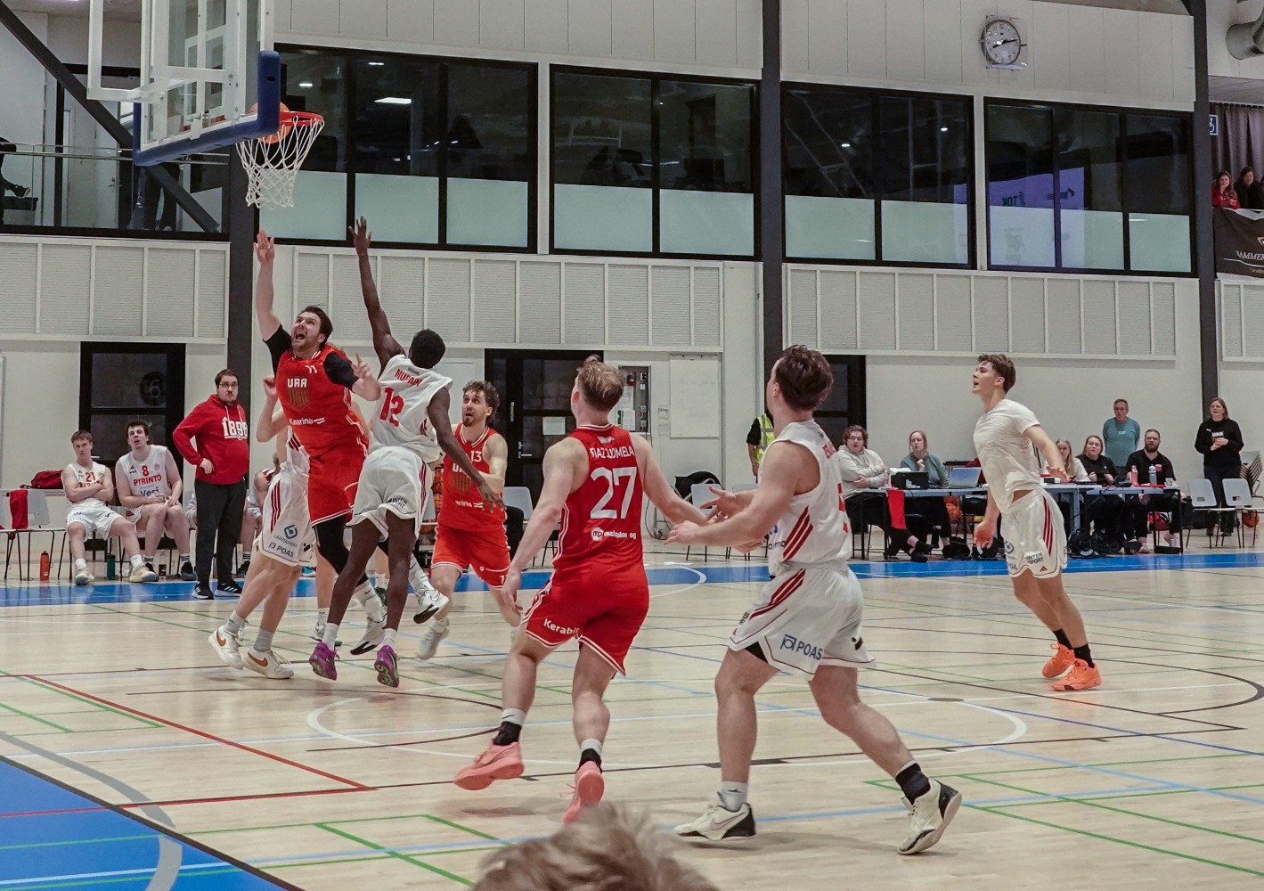 Olli Kanerva (kuvassa korinteossa) ratkaisi voiton viimeisillä sekunneilla Ura Basketille. Kuva: Hannu Soon