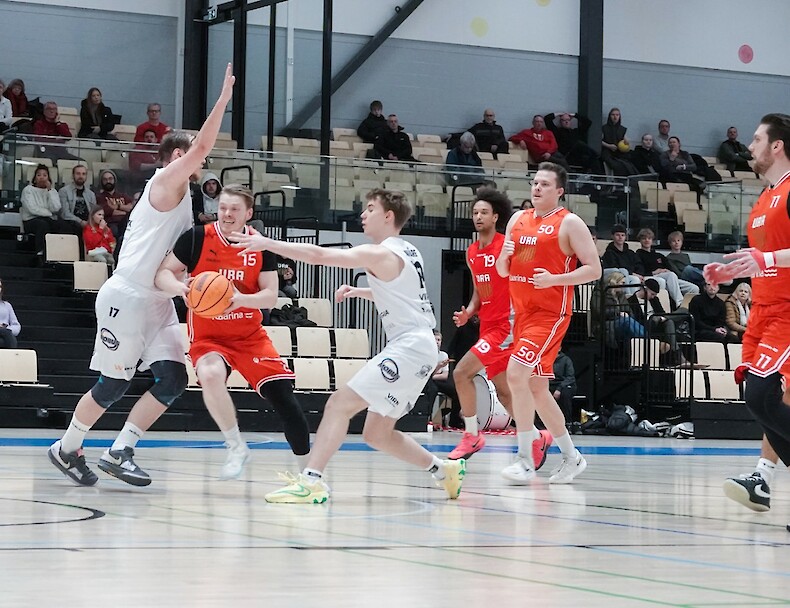 Teemu Sulonen oli 23 pisteellään Ura Basketin paras pistemies kotivoitossa. Kuva: Hannu Soon
