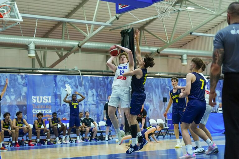 Kreikka antoi U16 pojille fysiikan oppitunnin